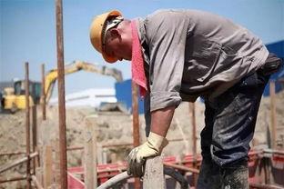 建筑工人吃瓜视频,揭秘建筑工人夏日消暑神器