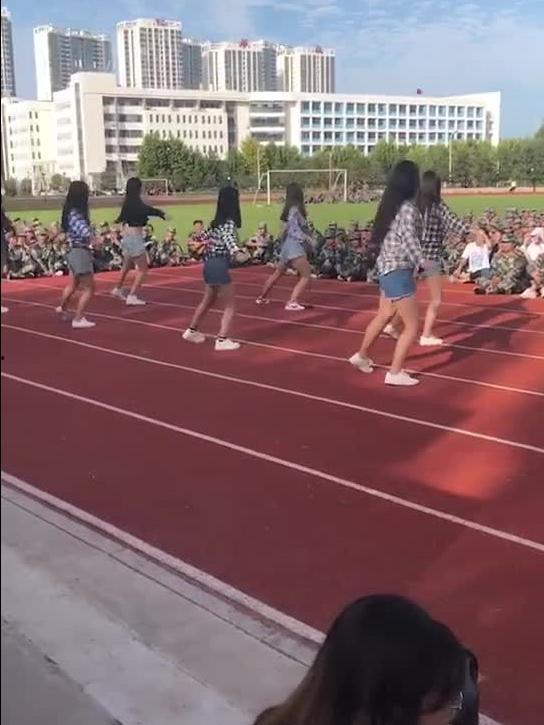 军训吃瓜跳舞视频大全,吃瓜跳舞视频大全,青春活力瞬间回顾