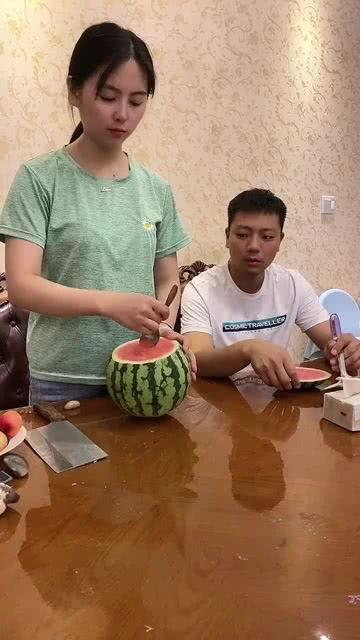 夫妻搞笑短视频吃瓜,吃瓜笑料连连,甜蜜生活甜蜜笑
